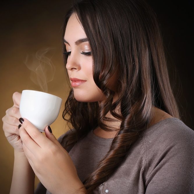 Femme qui boit un café