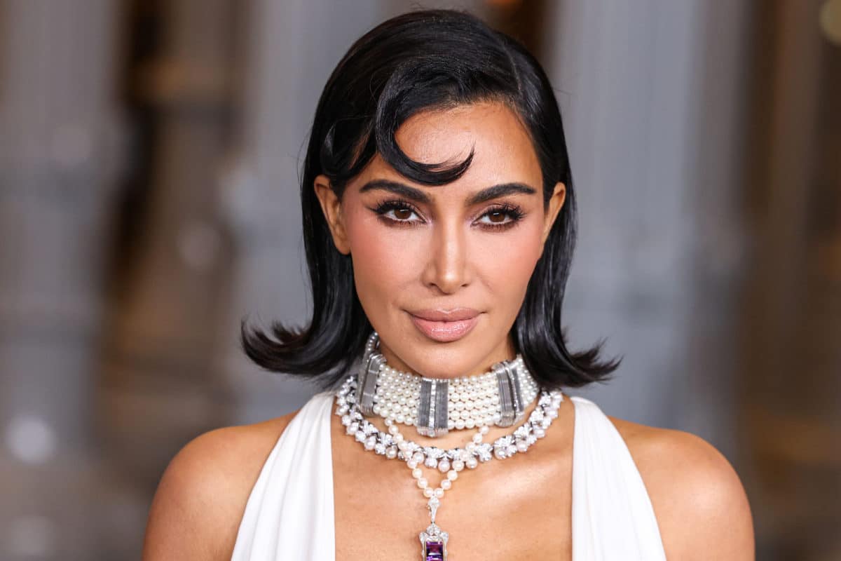 Kim Kardashian - Cheveux retournés rétro