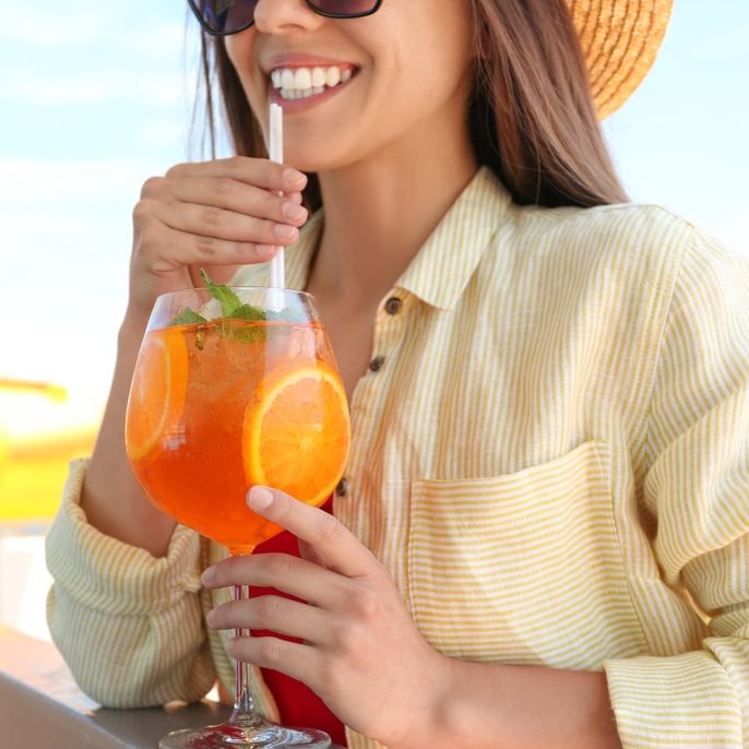 Femme qui boit un cocktails sans alcool