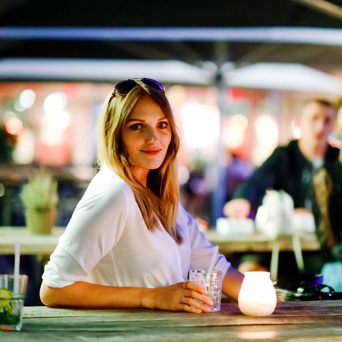 Femme qui boit de l'eau au bar